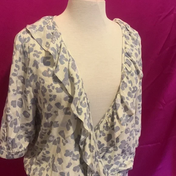 One clothing Los Angeles size large blue animal print crop style top - Picture 3 of 7